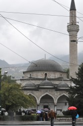 Položeno cvijeće na mezar legendarnog komandanta Zaima Imamovića ispred Alipašine džamije u Sarajevu