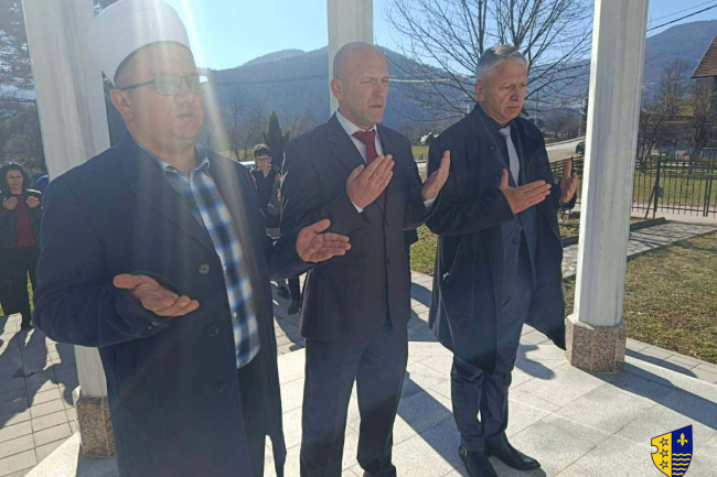 Polaganjem cvijeća i učenjem Fatihe odata počast poginulim braniocima u općinama Pale i Foča u FBiH