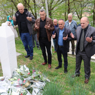 Polaganjem cvijeća na mezarju u Parganima, danas je obilježena 32.godišnjica od smrti heroja odbrane grada, komandanta 2. bataljona 43. drinske udarne brigade Ruždije Islamagića