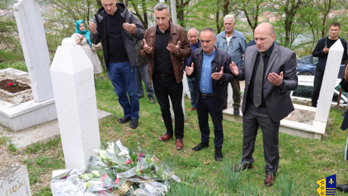 Polaganjem cvijeća na mezarju u Parganima, danas je obilježena 32.godišnjica od smrti heroja odbrane grada, komandanta 2. bataljona 43. drinske udarne brigade Ruždije Islamagića