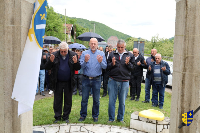 U znak sjećanja na herojsku odbranu položeno cvijeće na spomen-obilježju Osanica