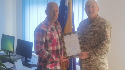 Ministar Hastor posjetio Kasarnu „Kosova“ i uručio zahvalnicu Oružanim snagama BiH